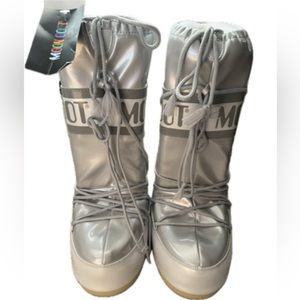 SIZE 8 SILVER MOONBOOTS